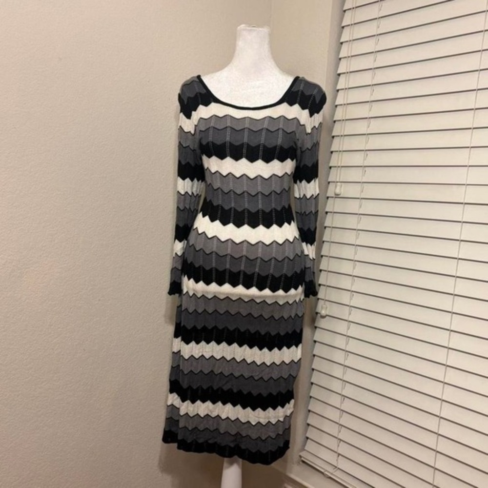 size m midi length long sleeve knit zig zag chevron black gray striped dress